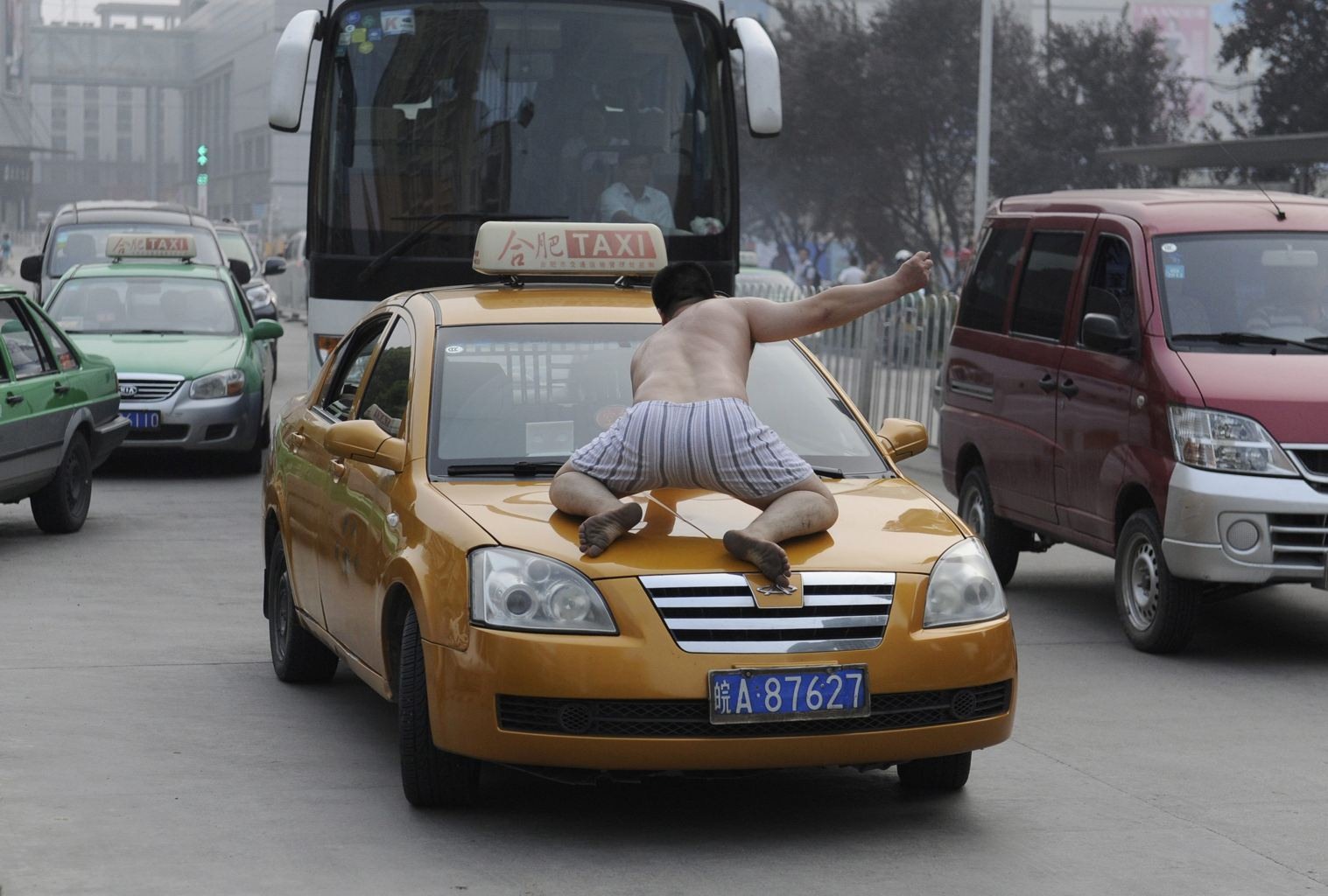 Миниатюрная азиатская фитнес-крошка резвится в такси